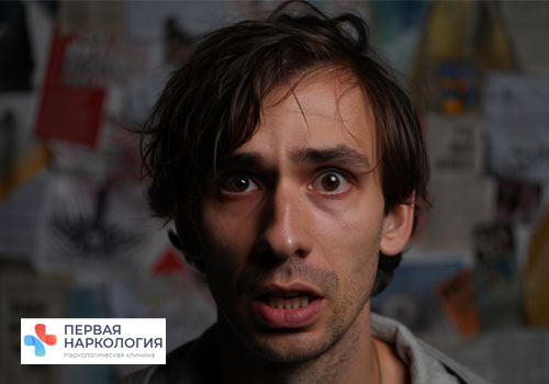Мужчина с широко открытыми глазами и испуганным взглядом